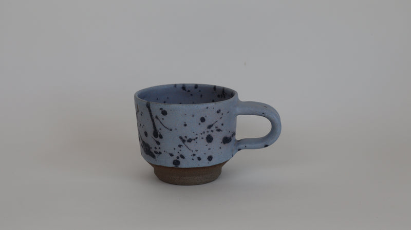 'Havbrus' - Matte blå glaze med sorte pletter