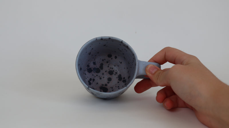 'Havbrus' - Matte blå glaze med sorte pletter