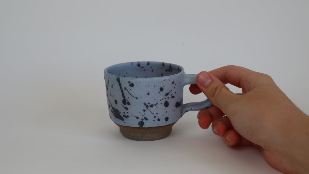 'Havbrus' - Matte blå glaze med sorte pletter