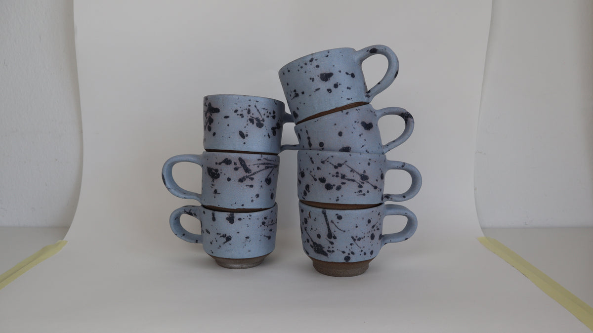 'Havbrus' - Matte blå glaze med sorte pletter
