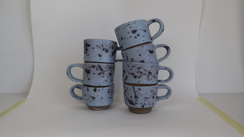'Havbrus' - Matte blå glaze med sorte pletter