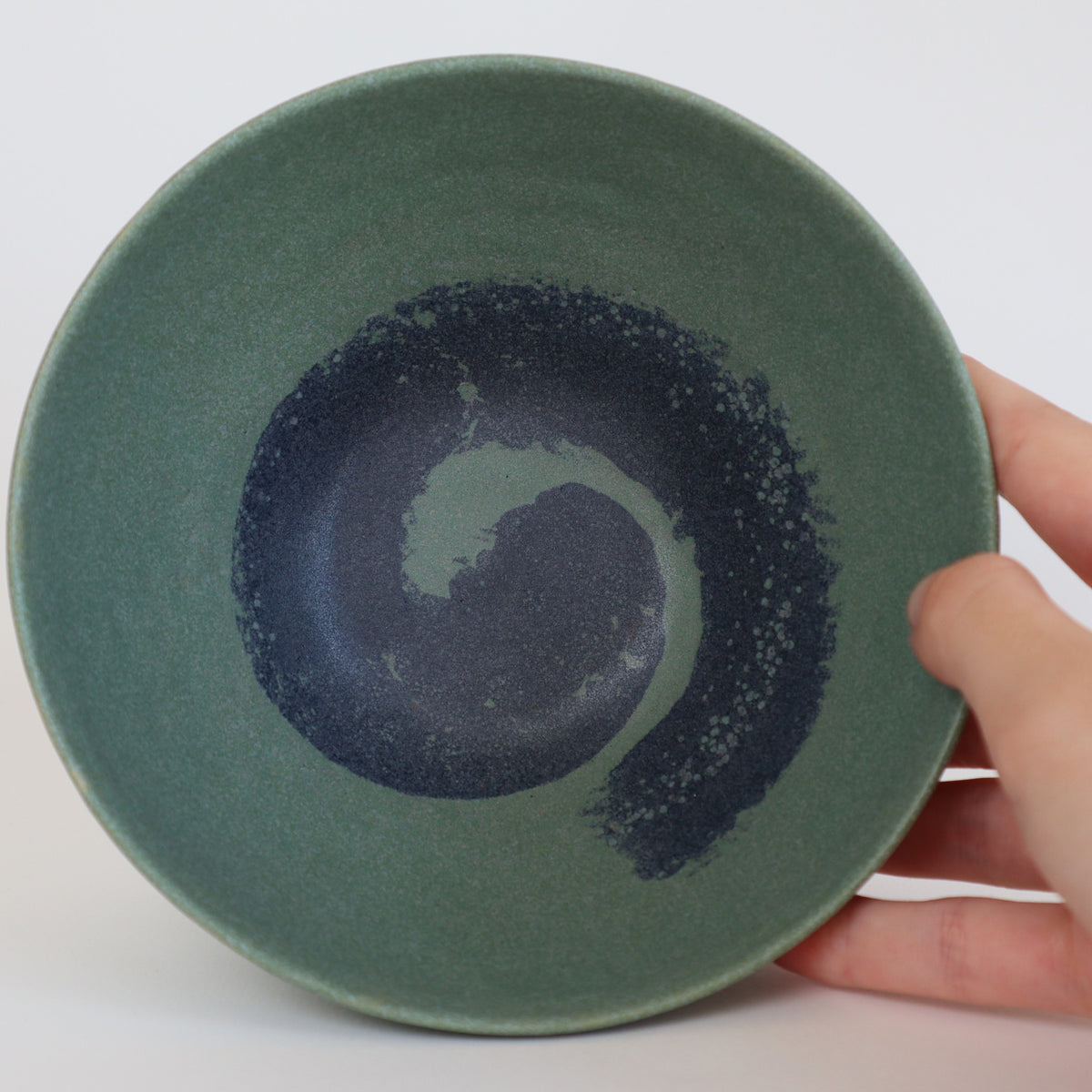 Håndlavet keramik skål i matte grøn med swirl