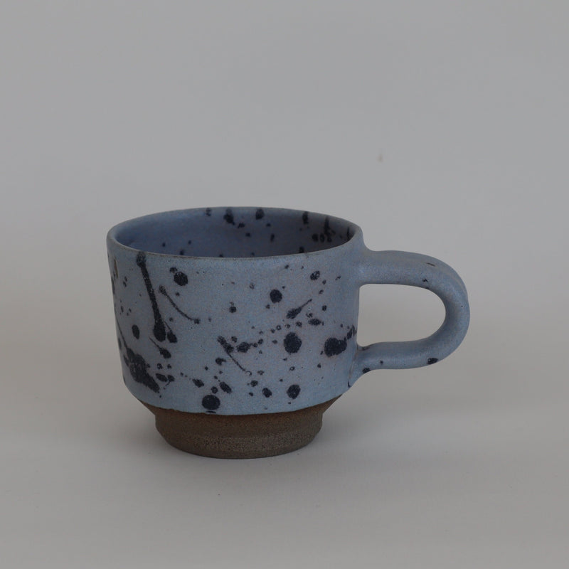 'Havbrus' - Matte blå glaze med sorte pletter