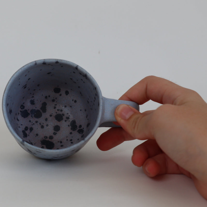 'Havbrus' - Matte blå glaze med sorte pletter