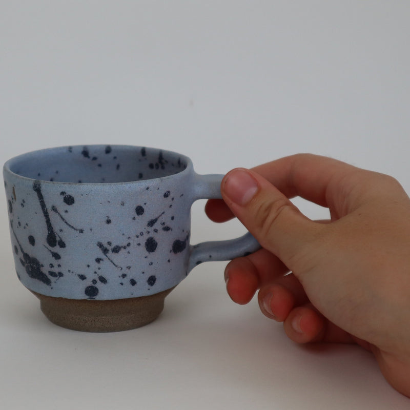 'Havbrus' - Matte blå glaze med sorte pletter