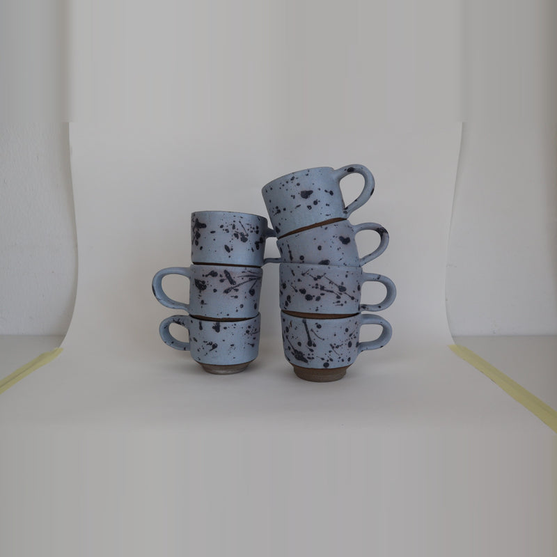 'Havbrus' - Matte blå glaze med sorte pletter