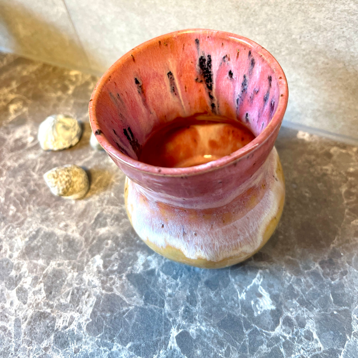 Regnbue krus, pink/lilla indvendig