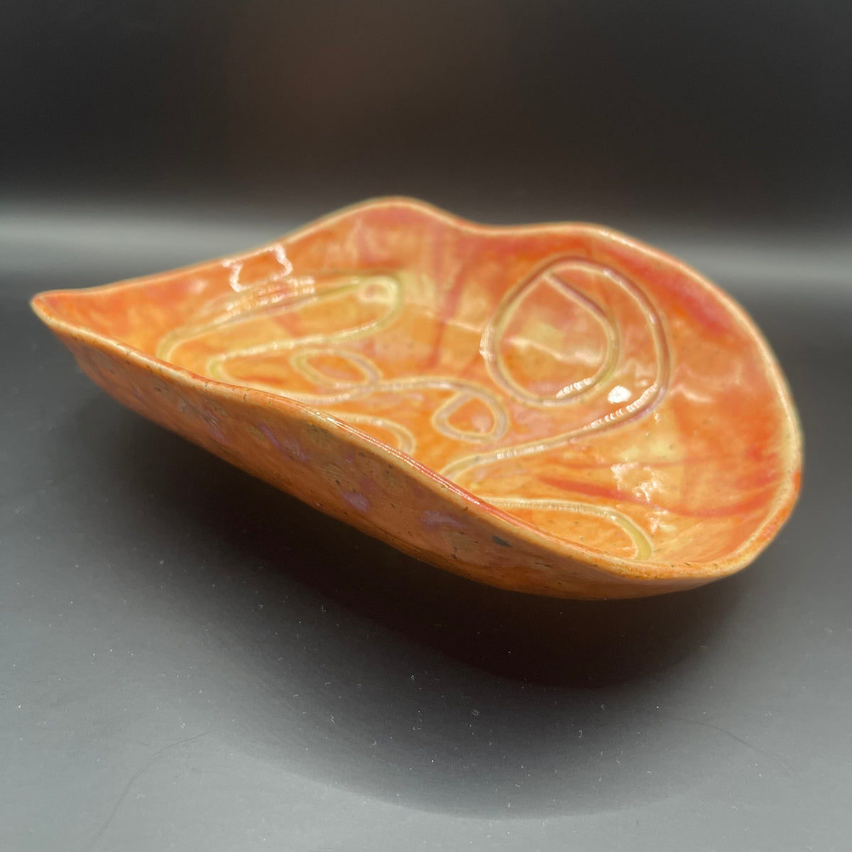Oval skål med snirkelmønster