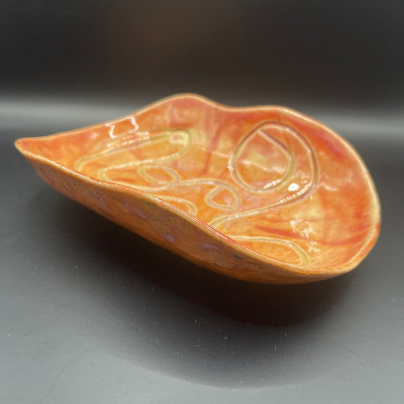 Oval skål med snirkelmønster