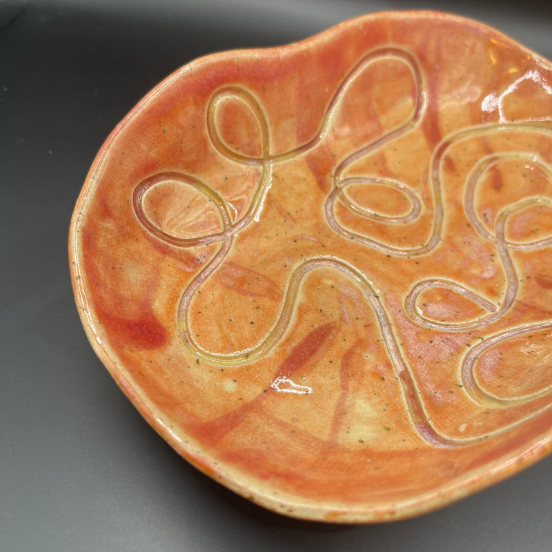 Oval skål med snirkelmønster