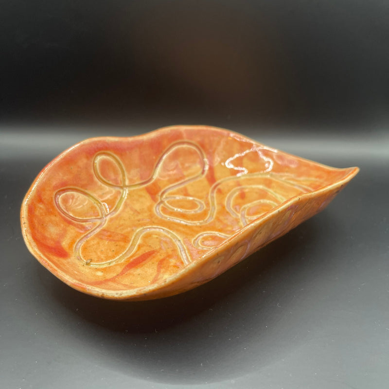 Oval skål med snirkelmønster