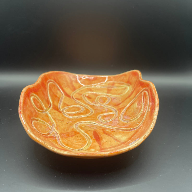 Oval skål med snirkelmønster