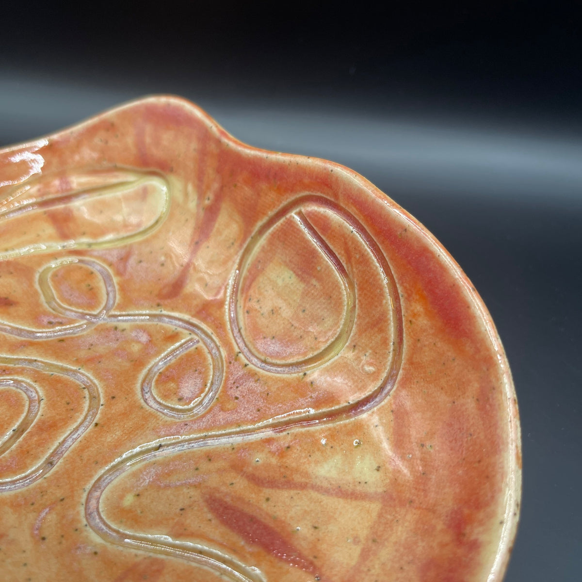 Oval skål med snirkelmønster