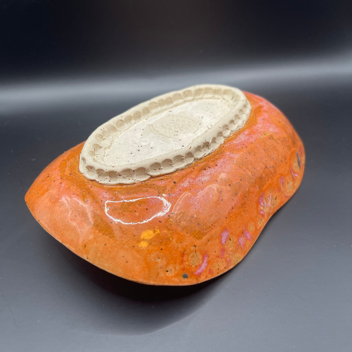 Oval skål med snirkelmønster