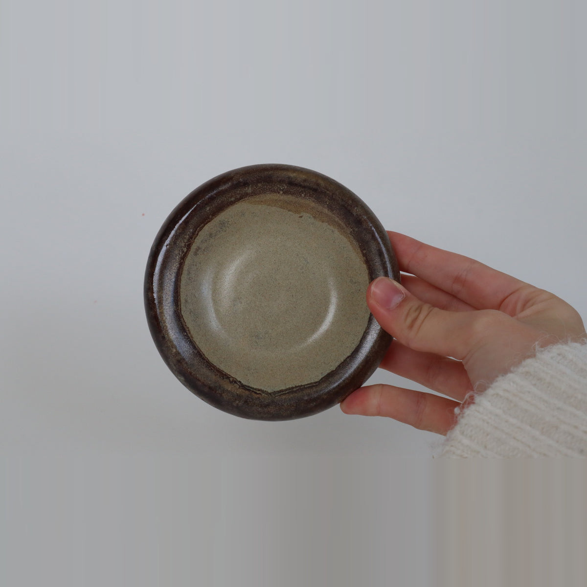 Håndlaver keramik bubble tallerken i brun/beige